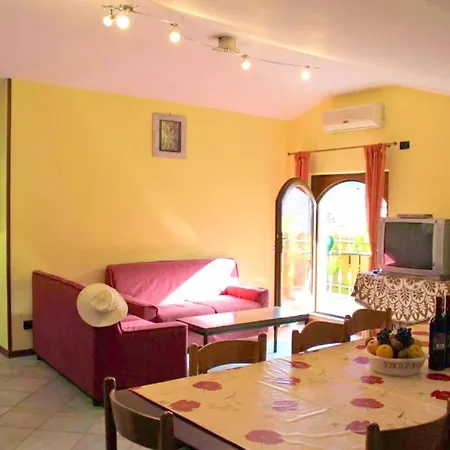 Apartamento 2 Bedrooms With Furnished Balcony And Wifi At Prabione 8 Km Away From The *